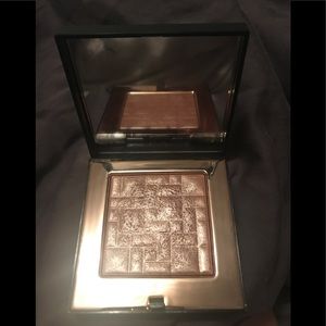 Bobbi Brown highlighting powder in Afternoon Glow